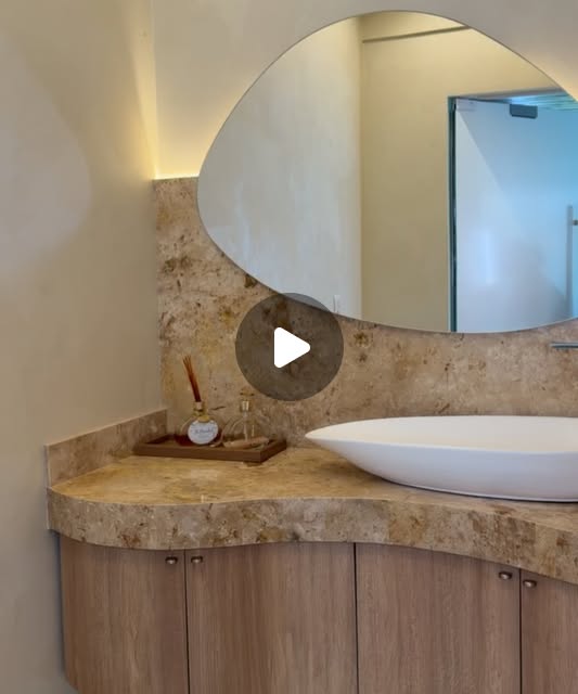 Lavatório em travertino com espelho redondo